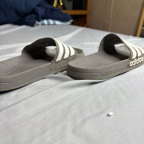 Gray adidas Men’s slides size 6 - Picture 3 of 5